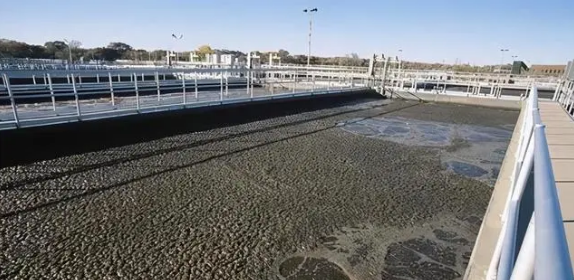 3.png 无锡狗子28化工分享曝气池的泡沫颜色不同是怎么回事?